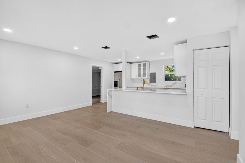 Welcome to this beautifully renovated home in Seminole Manor - photo 7