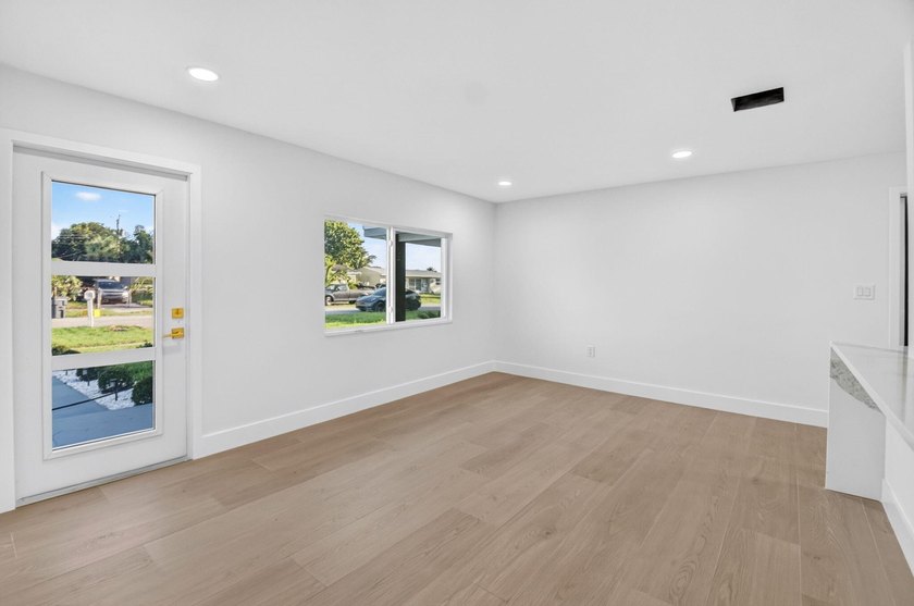 Welcome to this beautifully renovated home in Seminole Manor - photo 8