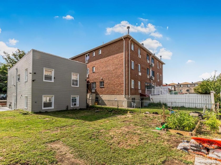Welcome to 264 Emerson Avenue, Bronx, NY 10465! This is a - photo 17