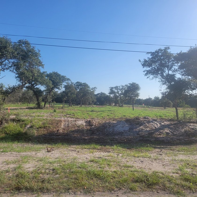 Oversized corner lot for your new home! 50 x 140 with trees. Old - photo 3