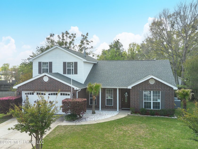 Spacious 4-Bedroom Home in Stonebridge Neighborhood Large - photo 2