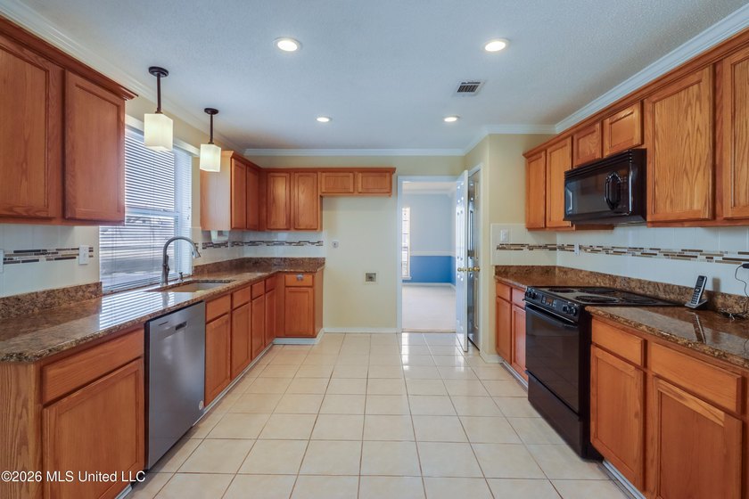 Spacious 4-Bedroom Home in Stonebridge Neighborhood Large - photo 9