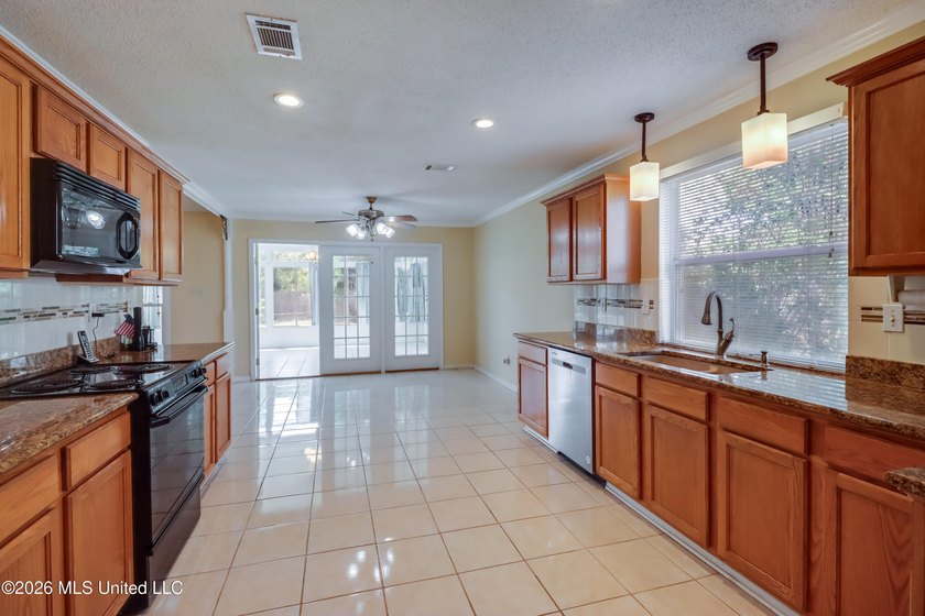 Spacious 4-Bedroom Home in Stonebridge Neighborhood Large - photo 10