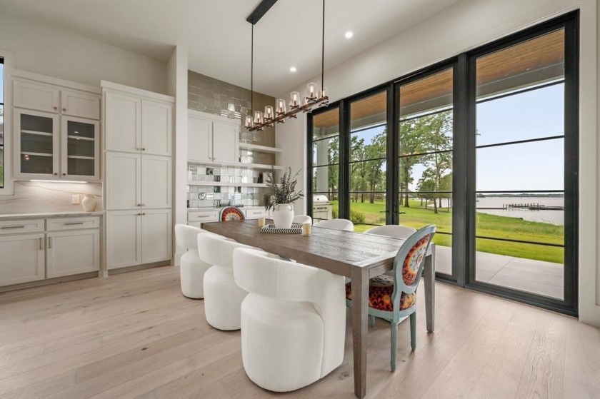 Just over an hour from Dallas, this stunning five-bedroom - photo 15