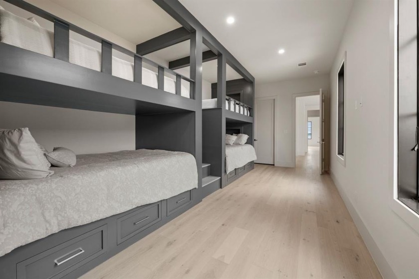 Just over an hour from Dallas, this stunning five-bedroom - photo 22