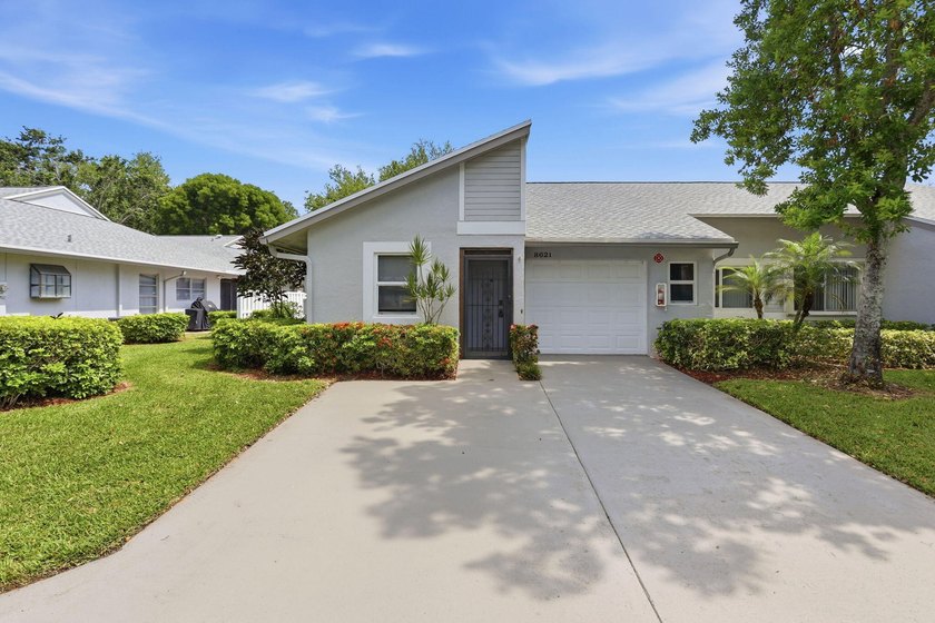 Nice 2/2 Corner Unit Villa w/ a new roof and has a 1 Car garage - photo 2