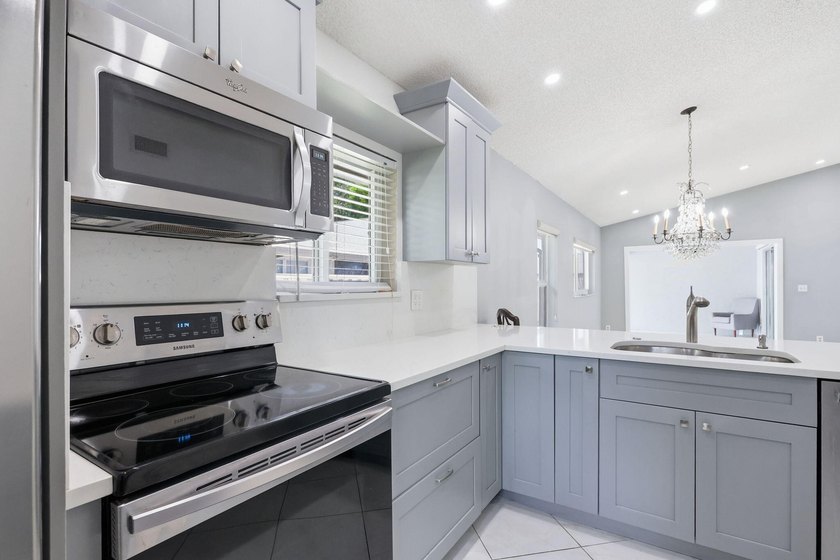 Nice 2/2 Corner Unit Villa w/ a new roof and has a 1 Car garage - photo 3