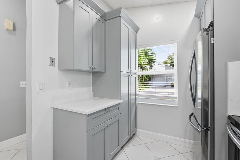 Nice 2/2 Corner Unit Villa w/ a new roof and has a 1 Car garage - photo 4