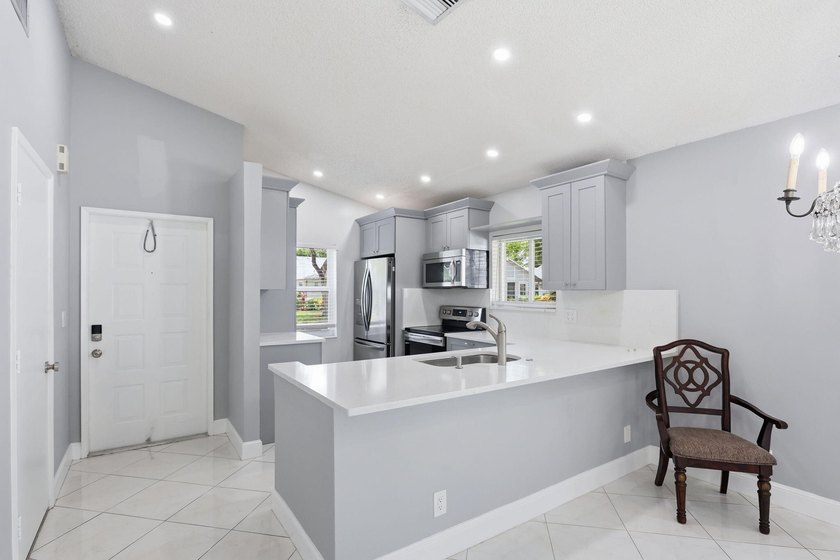 Nice 2/2 Corner Unit Villa w/ a new roof and has a 1 Car garage - photo 5