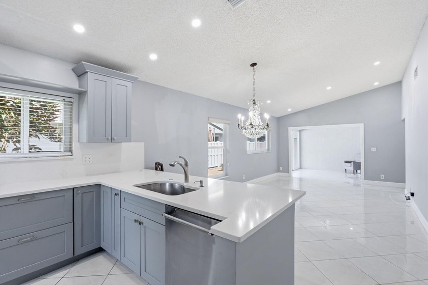 Nice 2/2 Corner Unit Villa w/ a new roof and has a 1 Car garage - photo 6