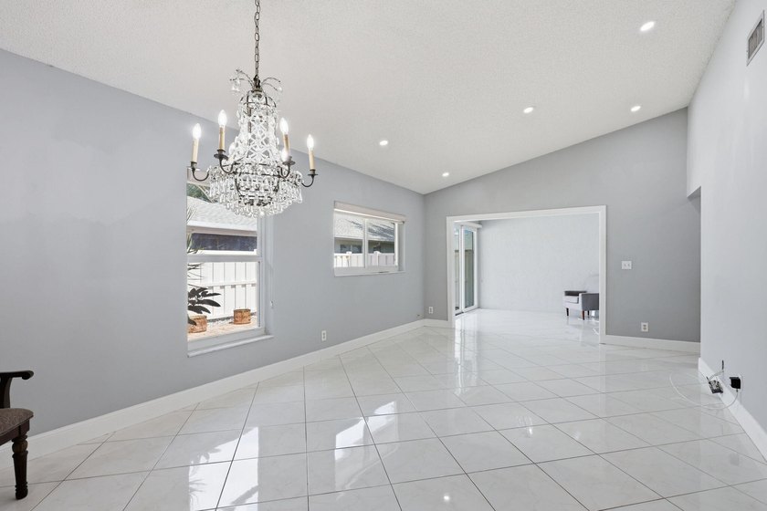 Nice 2/2 Corner Unit Villa w/ a new roof and has a 1 Car garage - photo 7