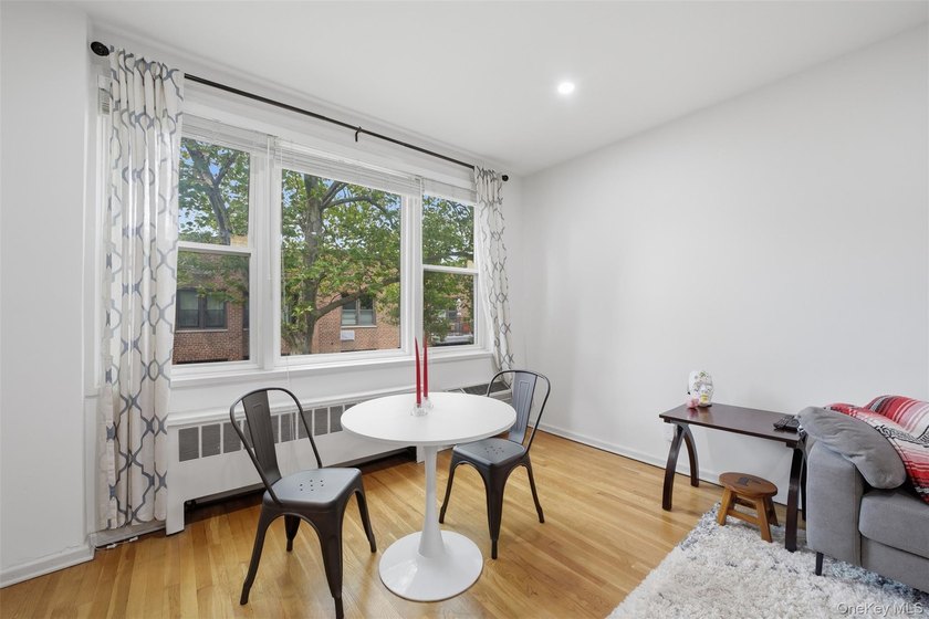 Beautiful and spacious one bedroom (PLUS BONUS ROOM) in the - photo 11