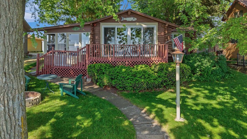 1930's original 3 season log cabin situated on 50' of prime Fox - photo 15