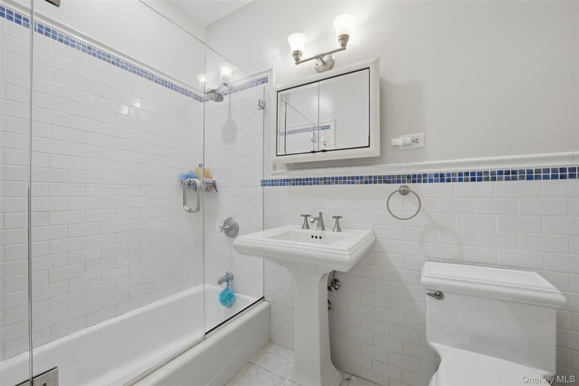 Beautiful and spacious one bedroom (PLUS BONUS ROOM) in the - photo 22