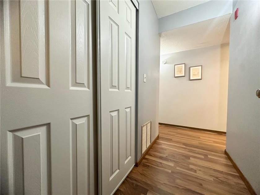 Beautifully updated, move-in-ready condo in a wonderful - photo 2