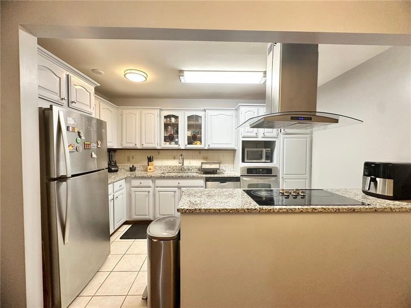 Beautifully updated, move-in-ready condo in a wonderful - photo 3