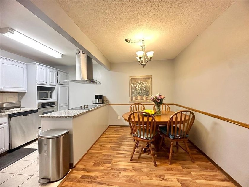 Beautifully updated, move-in-ready condo in a wonderful - photo 5