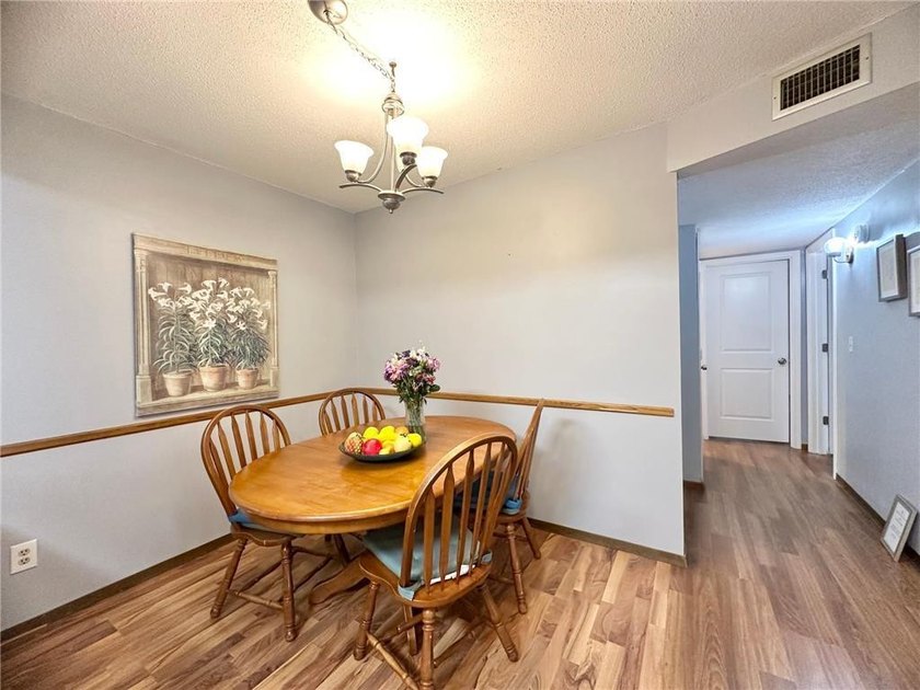 Beautifully updated, move-in-ready condo in a wonderful - photo 6