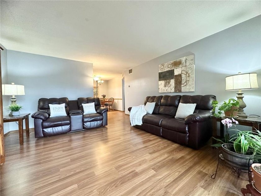 Beautifully updated, move-in-ready condo in a wonderful - photo 8
