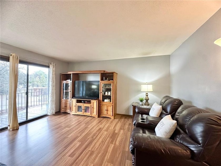 Beautifully updated, move-in-ready condo in a wonderful - photo 9