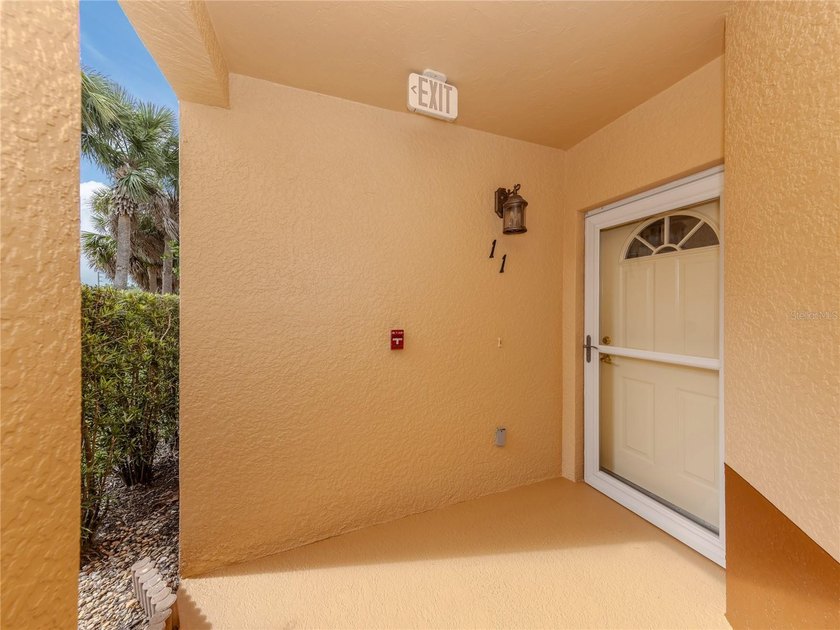 Welcome to easy, carefree living at Tuscany Lake! This - photo 3
