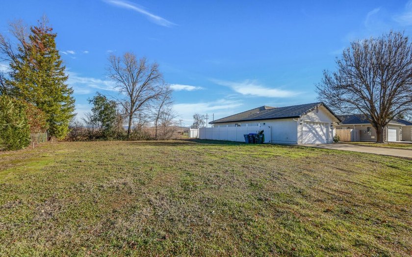 Great waterfront lot located on the gated community of Lake - photo 2