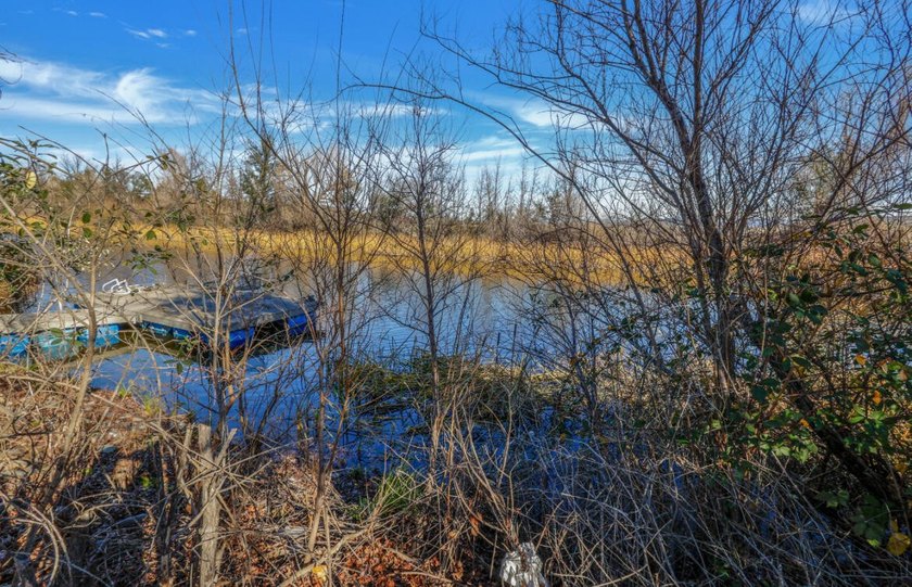 Great waterfront lot located on the gated community of Lake - photo 3
