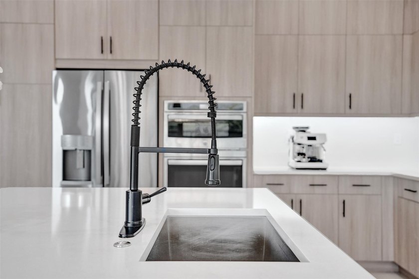 Honolulu model home where modern design meets everyday comfort - photo 21