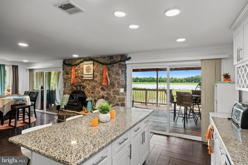 Waterfront 4-bedroom, 3.5-bathroom home in the Martins Beach - photo 17