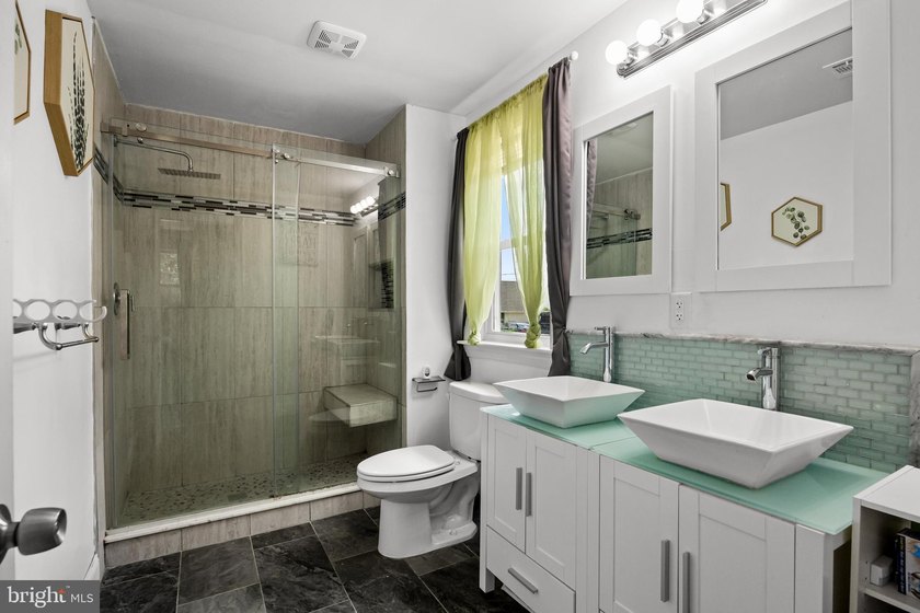 Waterfront 4-bedroom, 3.5-bathroom home in the Martins Beach - photo 29