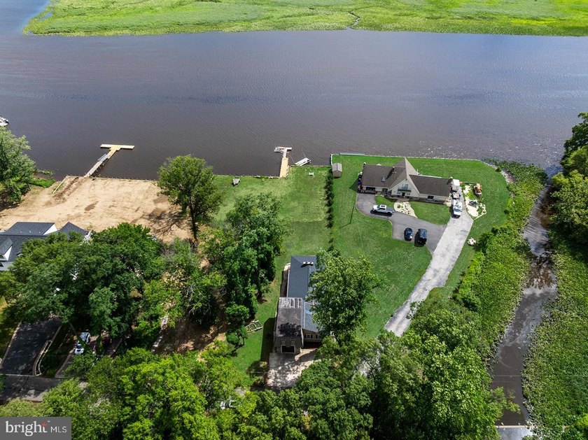 Waterfront 4-bedroom, 3.5-bathroom home in the Martins Beach - photo 45