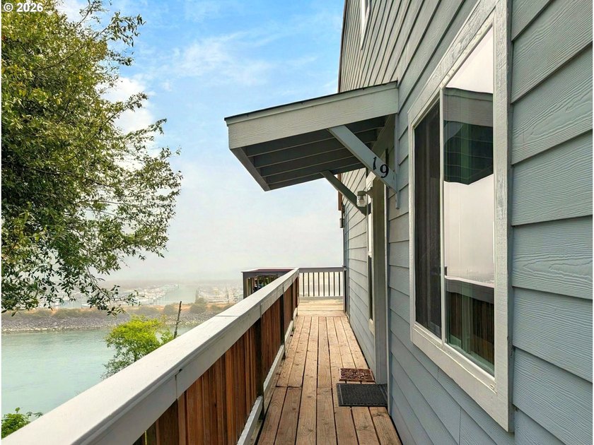 Wake up to sweeping views of the Chetco River, Pacific Ocean and - photo 2