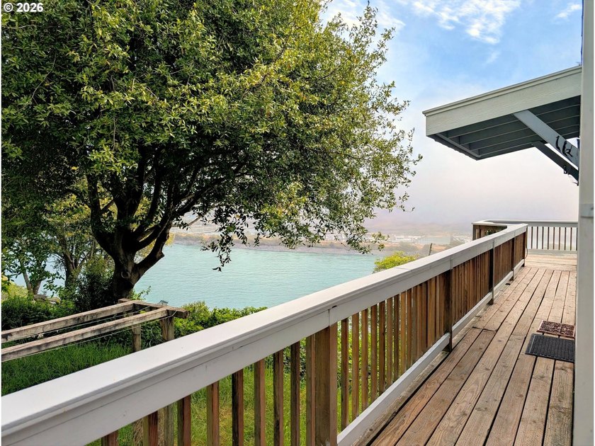 Wake up to sweeping views of the Chetco River, Pacific Ocean and - photo 3