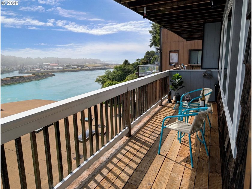 Wake up to sweeping views of the Chetco River, Pacific Ocean and - photo 5