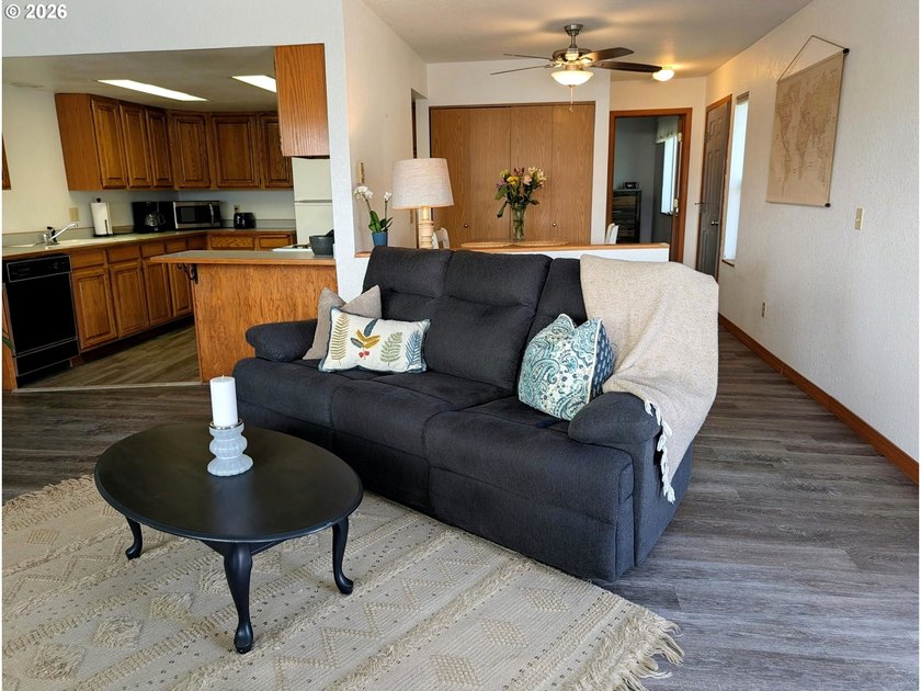 Wake up to sweeping views of the Chetco River, Pacific Ocean and - photo 6