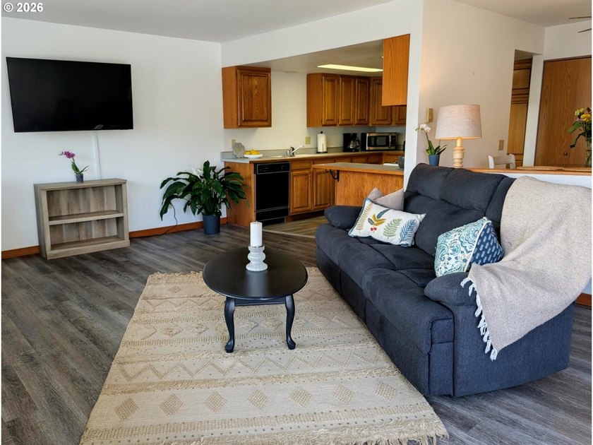 Wake up to sweeping views of the Chetco River, Pacific Ocean and - photo 7