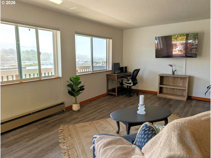Wake up to sweeping views of the Chetco River, Pacific Ocean and - photo 8