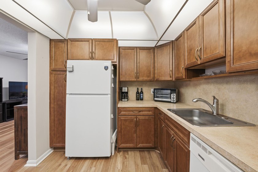 Beautifully updated and fully furnished ground-floor 1BR/1.5BA - photo 3