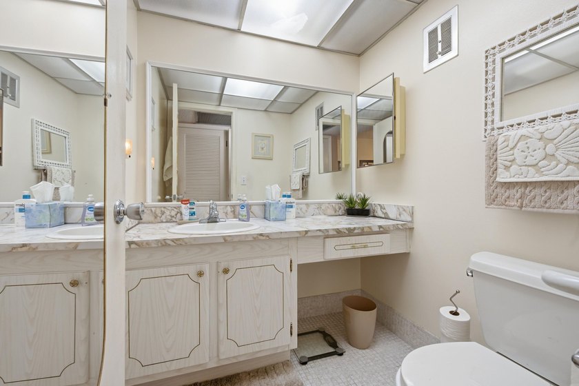Beautifully updated and fully furnished ground-floor 1BR/1.5BA - photo 7