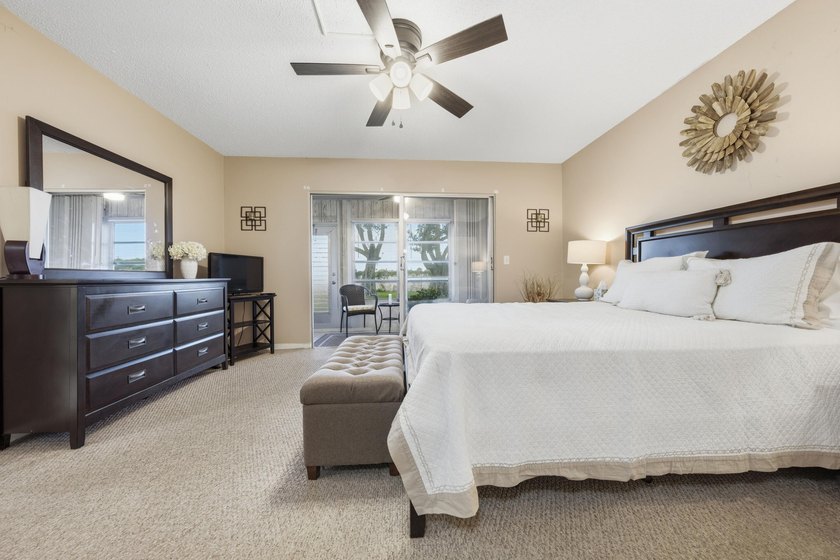 Beautifully updated and fully furnished ground-floor 1BR/1.5BA - photo 8