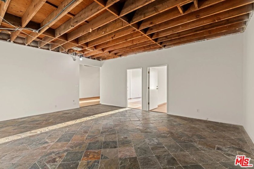 Exceptional opportunity in a prime Venice location, situated - photo 22