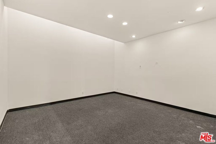Exceptional opportunity in a prime Venice location, situated - photo 25