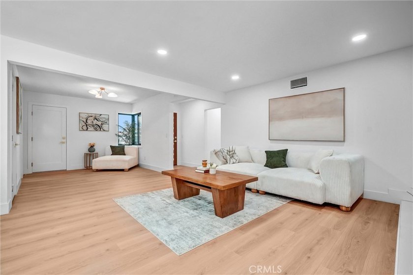 Welcome to this beautifully remodeled turnkey single-story home - photo 12