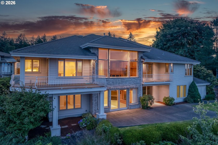 Commanding panoramic views of Mt. Adams, Mt. Hood, and Mt. St - photo 2