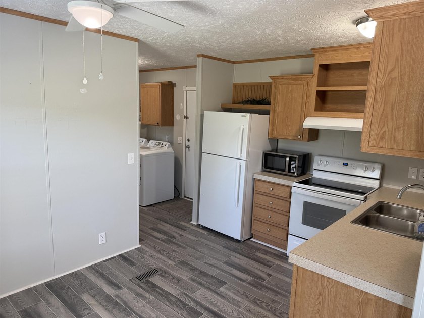 Two-bedroom, two-bathroom Fleetwood mobile home in Foxfire - photo 13