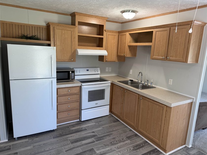 Two-bedroom, two-bathroom Fleetwood mobile home in Foxfire - photo 14