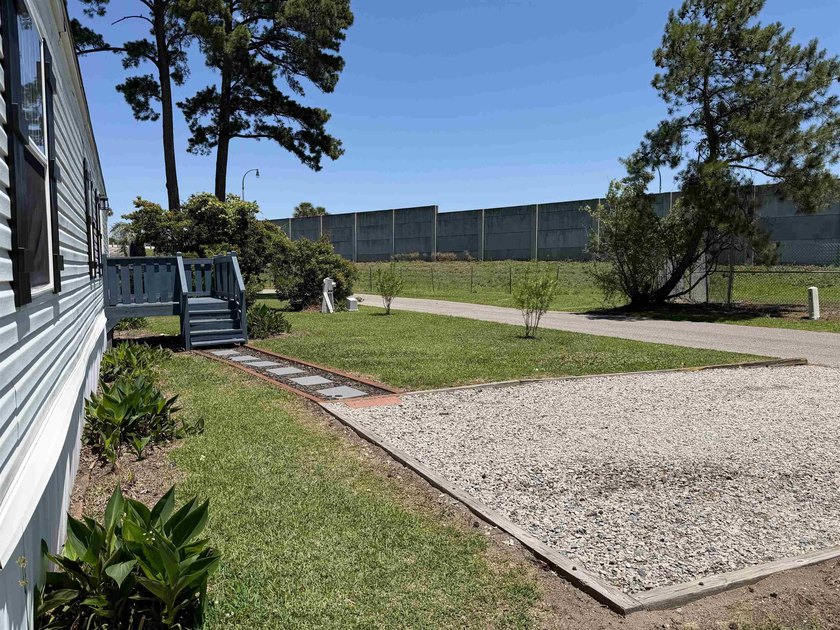 Two-bedroom, two-bathroom Fleetwood mobile home in Foxfire - photo 25