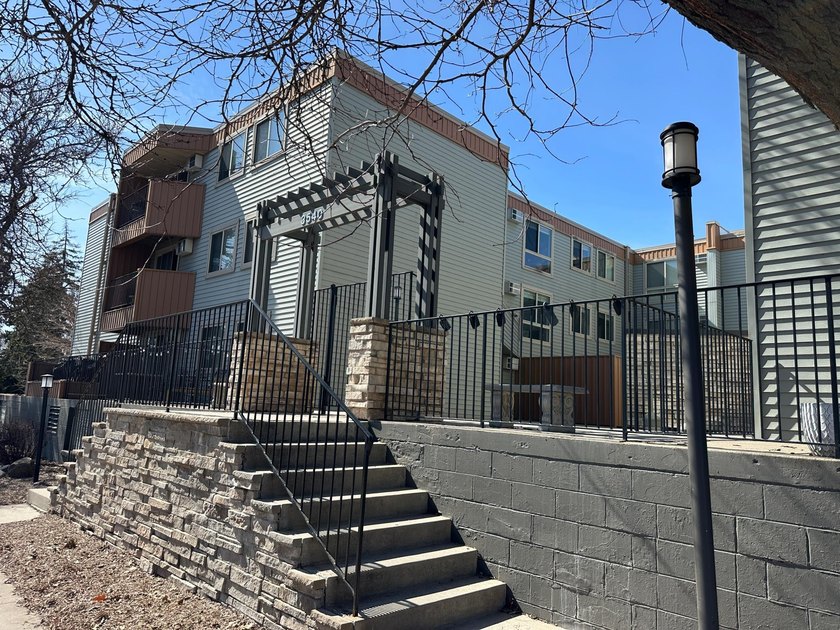 Ideally located in the desirable ECCO neighborhood at the quiet - photo 2