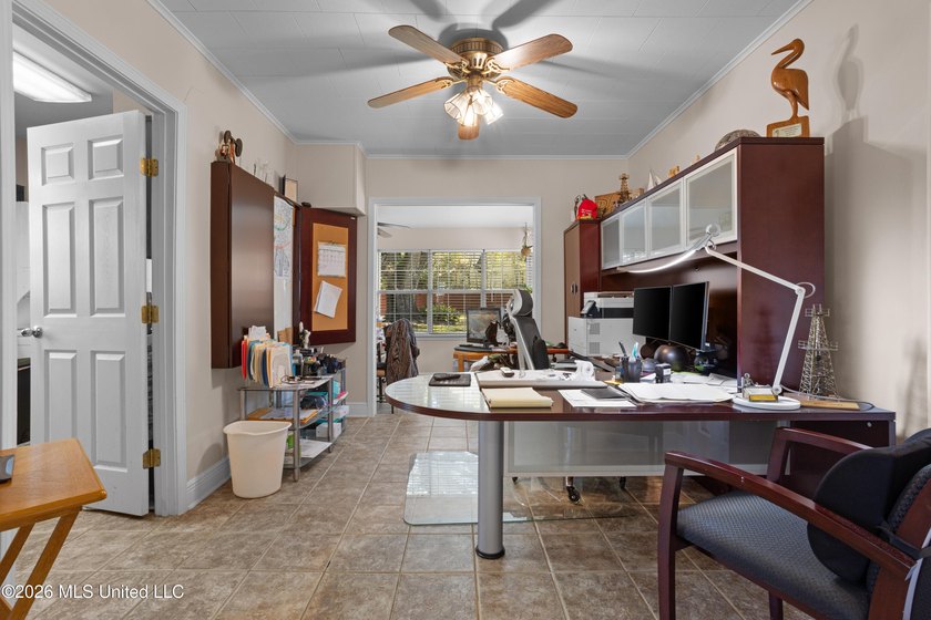 Located just blocks from the courthouse in the heart of downtown - photo 10