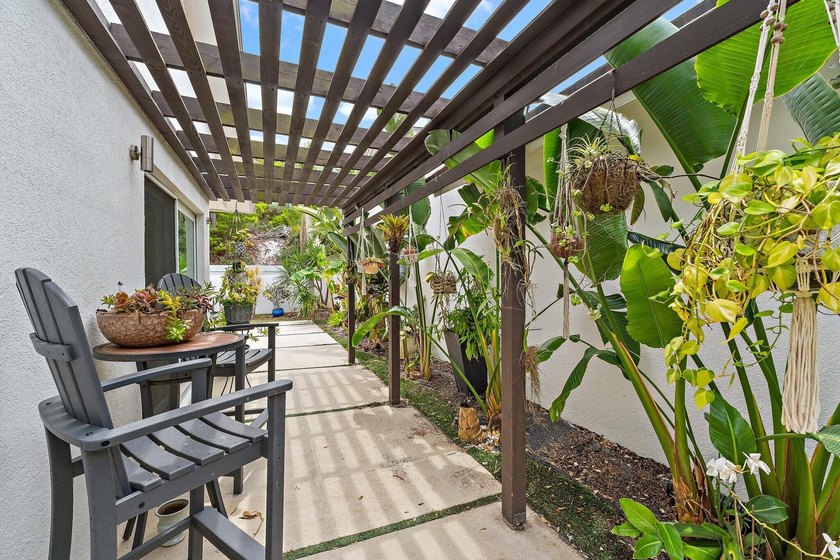 Completely renovated and move-in ready, this exceptional DiVosta - photo 3